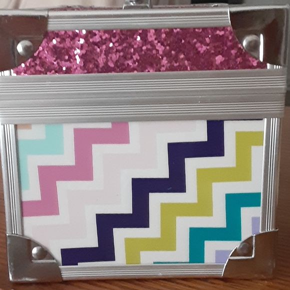 Claire's storage box. - Picture 3 of 4